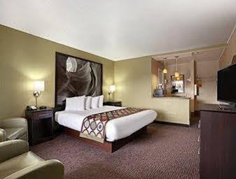 Super 8 By Wyndham Nau/downtown Conference Center 2*