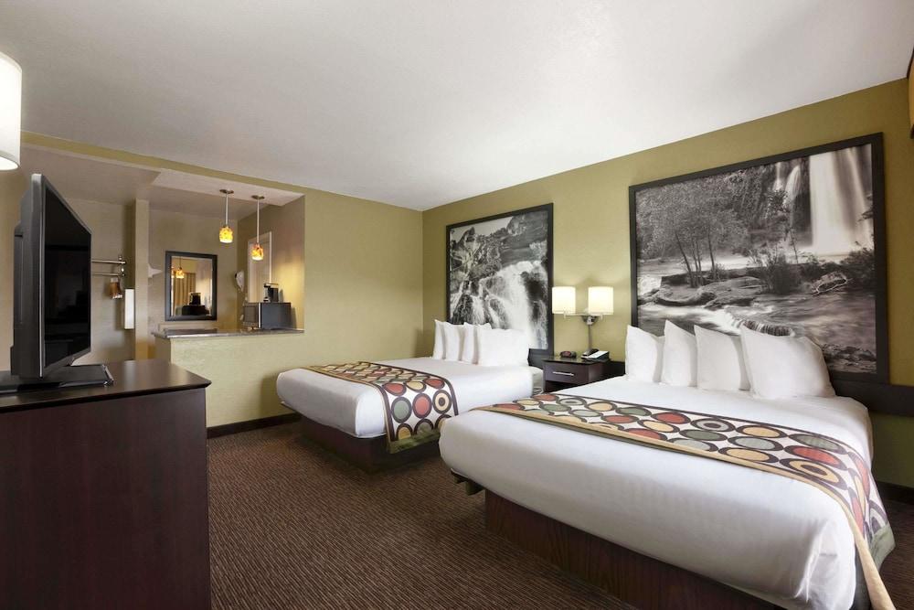 Super 8 By Wyndham Nau/downtown Conference Center Motel 2*