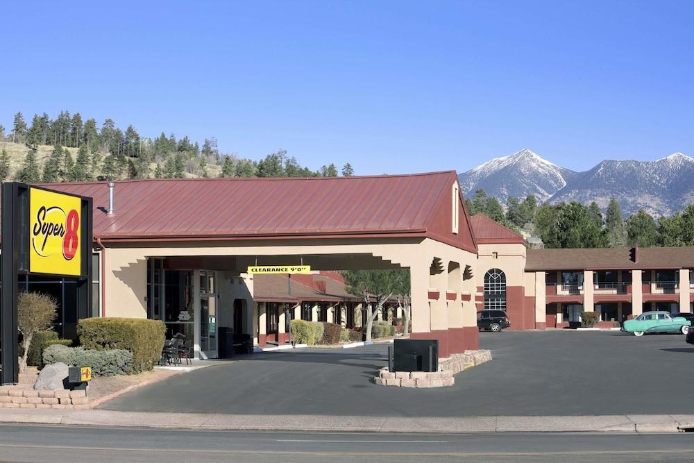 Super 8 By Wyndham Nau/downtown Conference Center 2*