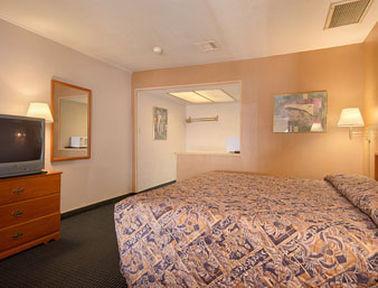 Super 8 By Wyndham Nau/downtown Conference Center Motel